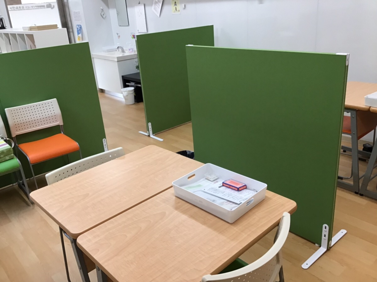 パーテーションで区切られた教室内の写真